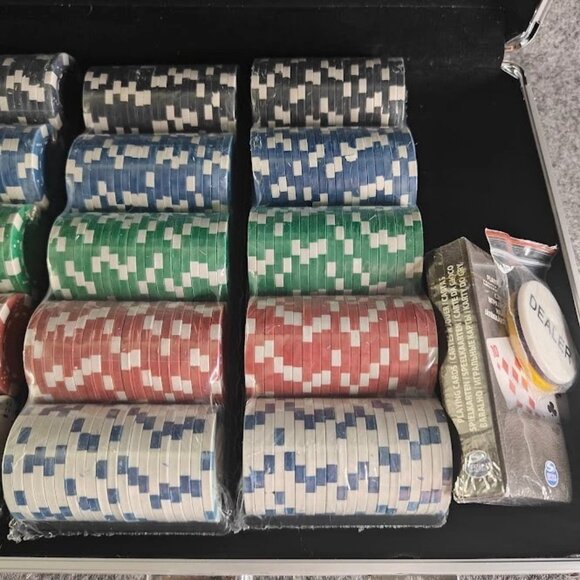 Poker Set – 400 Chips + 1 Deck + Dealer Button | Metal Case | NEW Sealed - Picture 4 of 5